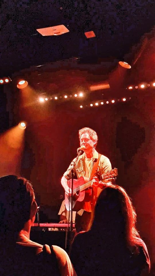 [Concert] I didn't plan to make more than one reel out of the brilliant concert I attended last night, but @nickhowardmusic deserves his own 90 seconds of screen time! (@tylerhilton you will get yours soon, too, ofc 🫶)
I hadn't heard any of Nick's music before he stepped on stage but was immediately taken by the emotions in his lyrics combined with his upbeat melodies. Given that he knew that a lot of people might not be familiar with his music, he also combined a super engaging medley of different pop tracks and allowed us to join in some easy parts of his own songs 🥰
I will definitely check out his music from now on and keep my eyes open to meet him in all of his approachable and charming demeanor again!

#nickhoward #tylerhilton #bitterzoet #bitterzoetamsterdam